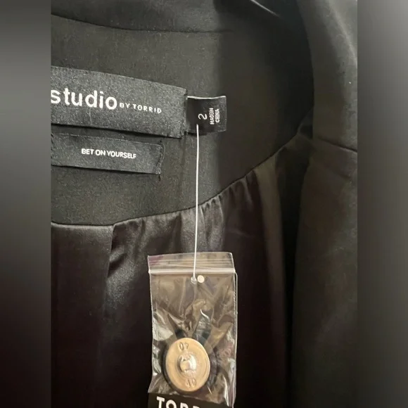 NWT Torrid Black Blazer - Picture 3 of 4